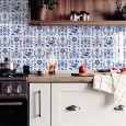 Ulticool Decoratie Sticker Tegels - Delfs Blauw Bloemen Vaas - 15x15 cm - 15 stuks Plakfolie Muurstickers Tegelstickers - Plaktegels Zelfklevend - Sticktiles - Badkamer - Keuken 